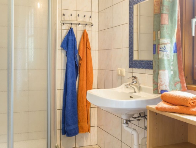 Badezimmer mit Waschbecken und Dusche