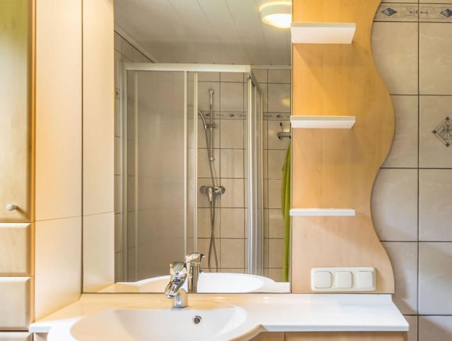 Badezimmer mit Waschbecken und Dusche