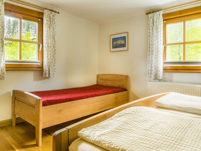 Schlafzimmer mit Doppelbett und Einzelbett