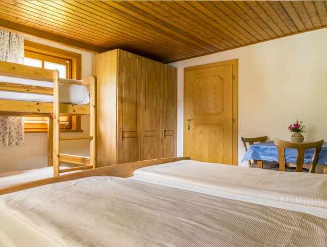 Schlafzimmer mit Doppelbett und Stockbett