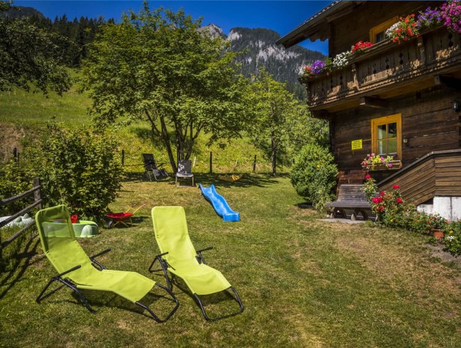 Große Liegewiese mit Spielplatz