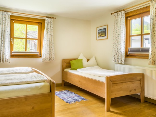 Schlafzimmer mit Doppelbett und Einzelbett