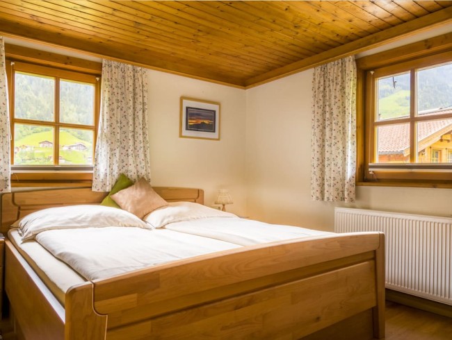 Schlafzimmer mit Doppelbett