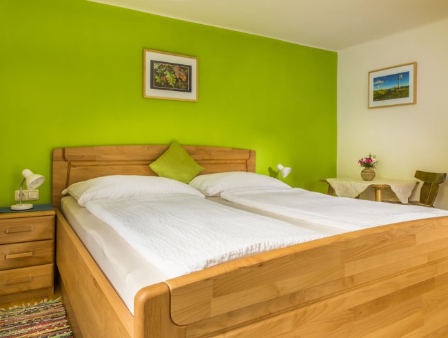 Schlafzimmer mit Doppelbett im Holzenhof Großarl
